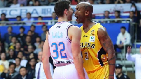 京沪对决火爆升级 马布里弗雷戴特互喷垃圾话