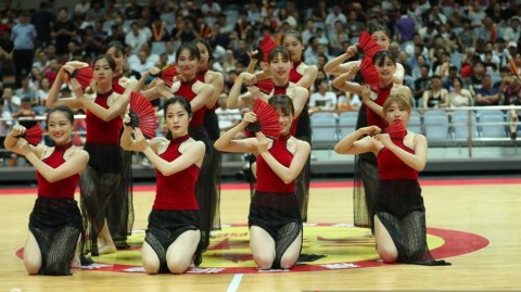 蕞红啦啦队身披半透红纱赤脚热舞 折扇助威中国男篮红队