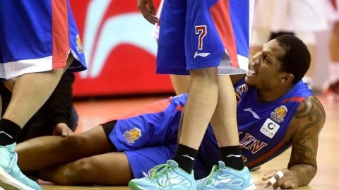 CBA赛场惊魂一刻：天津队外援霍尔曼髌骨脱位重伤离场