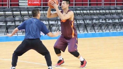 翟晓川缠绷带亮相训练场 北京首钢迎魔鬼赛程