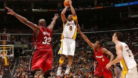 科比隔扣姚明封神之战：37+7+4+0失误击溃火箭12连胜