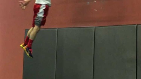 用热血挑战地心引力，一米七六草根扣篮王的飞驰人生