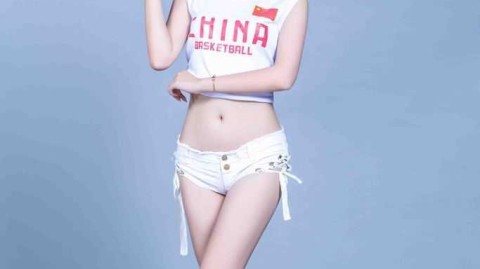 蜂腰美腿绽放赛场 篮球宝贝用活力舞动青春风采