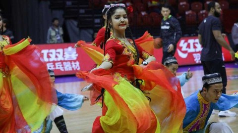 总决赛上的西域风情：新疆啦啦宝贝用民族舞点燃CBA赛场