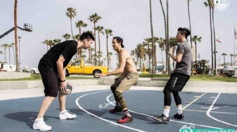 孙悦洛杉矶海滩秀球技，与球迷点燃威尼斯球场激情