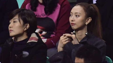 辽篮主场大胜八一，李晓旭爱妻与郭士强妻女场边助阵成温暖风景线