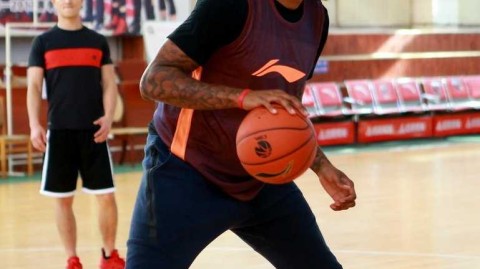 新疆飞虎新援肖恩·朗完成首训，硬汉风格令教练组欣喜