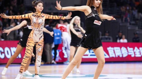 莞式青春：赛场边那抹跃动的粉蓝风暴