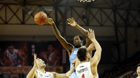 周琦百发百中布拉切统治内线 新疆客场狂胜吉林