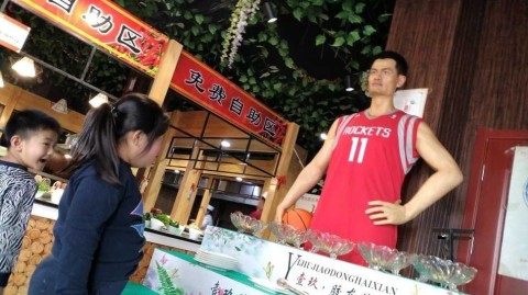 山东邹平饭店惊现“巨人”迎宾，姚明蜡像身穿火箭队服引围观