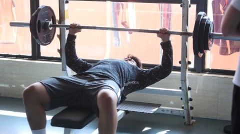 广东宏远队赛前训练赵睿健身房苦练迎联赛第二十二轮