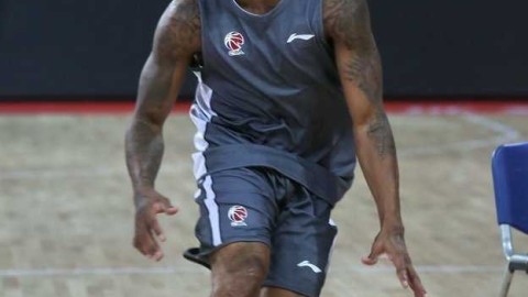 新疆赛前温情一幕：西热力江与恩师崔万军场边热聊，回首峥嵘岁月