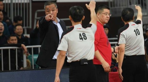 CBA改革阵痛中的一幕：新疆助教陆智强怒斥裁判遭驱逐，争议判罚催生联赛首份裁判报告