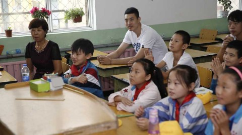 翟晓川赴昌平春风学校献爱心 为打工子弟点亮希望之光