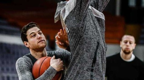 上海大鲨鱼厉兵秣马，弗雷戴特搞怪“暗算”队友