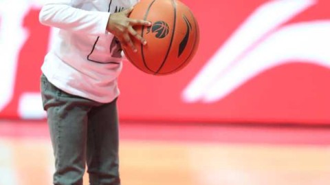 哈德森爱女球场秀球技，辽宁大胜夜场边温馨满分