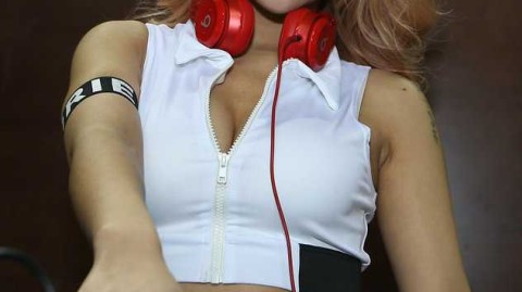 赛场上的别样风景 江苏肯帝亚美女DJ金发红唇抢镜