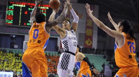 辽粤大战经典回眸：郭少无畏上篮韩德君内线称霸