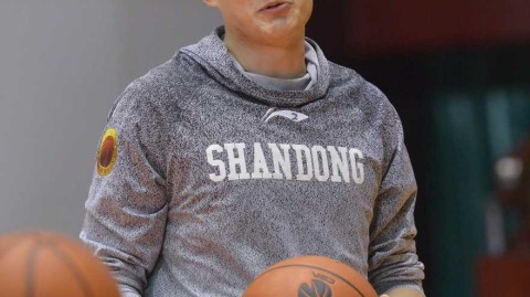 丁彦雨航备战鲁粤大战频现呆萌瞬间 训练场外再成表情包新宠