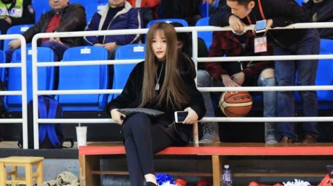 铁血柔情闪耀赛场，八一最美球迷场边助威成难忘风景