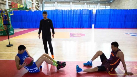 山西男篮春训集结剑指新赛季 众将挥汗如雨主帅许晋哲严抓细节