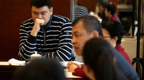 “小巨人”的大智慧：姚明在两会上的篮球改革与体育强国梦