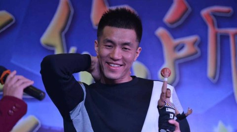 郭艾伦携父母出席签售，定制版人偶手机套尽显可爱范