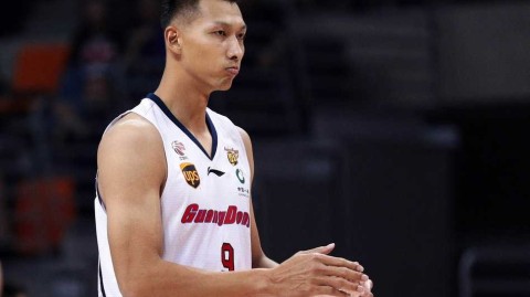 粤篮德比烽火再燃，易建联领衔主场大胜，朱芳雨球衣荣耀退役