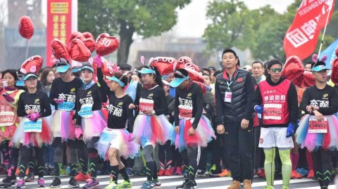 胡雪峰携肯帝亚啦啦队寒冬热舞苏马赛场 篮球精神燃爆太湖赛道