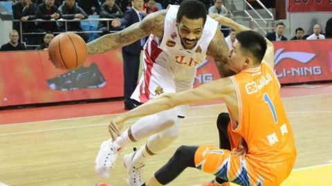 邓华德故地重游率吉林绝杀旧主上海，布朗罚球线献致命一击