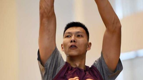 全力备战剑指荣耀：广东宏远训练馆里的专注与渴望