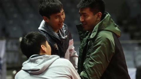 铁军游子归家暖：八一旧将王磊与昔日战友深情相拥