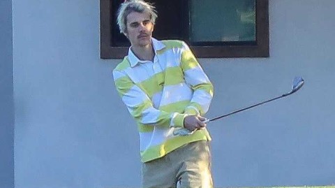 比伯加州挥杆亮眼鹅黄色造型显活力高尔夫专业动作获赞赏