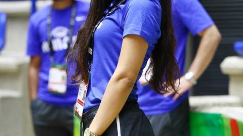 男篮亚洲杯险胜伊拉克 场边美女球迷与萌娃抢镜