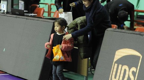 场边的郭士强一家三口：冠军教头的铁血与柔情