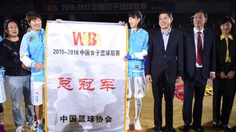 京城荣耀绽放新篇章：北京女篮加冕总冠军旌旗，揭幕战踏平辽宁豪取开门红