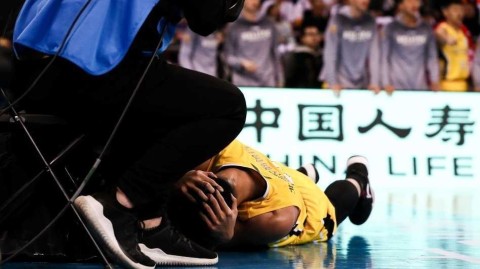 京城德比火爆一幕：贺希宁倒地遭踢头，丁伟怒冲赛场理论