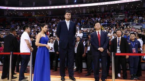 姚明颁奖致敬“林叔”：CBA首位突出贡献奖得主陈林的篮球传奇