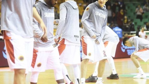 山东男篮核心赛前变身开心果 丁彦雨航搞怪训练照曝光