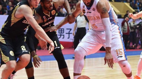 丁彦雨航目光坚毅死拼哈达迪，川鲁大战季后赛卡位硝烟弥漫