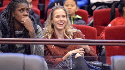 齐鲁冬夜暖阳：莫泰娇妻赛场亮相，为山东战神柔情助威