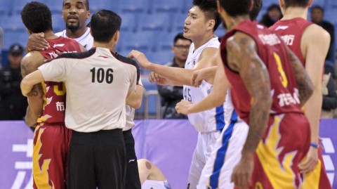 CBA赛场暴力何时休？布朗锁喉陈磊引发冲突事件回顾