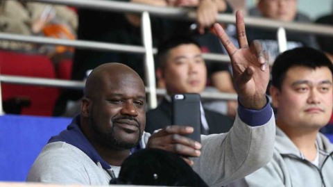 姚明邀鲨鱼奥尼尔助阵，大鲨鱼主场取胜背后的欢笑与温情