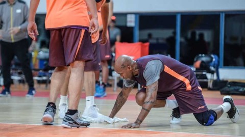 四十岁老将的最后倔强：马布里跪地擦汗，更为队友擦亮地板