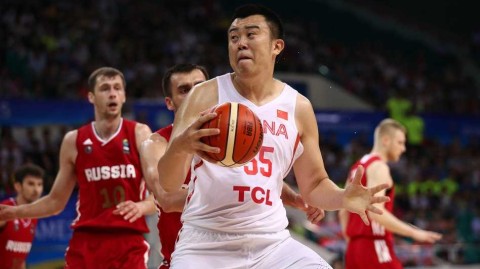 金砖赛场巅峰对决：韩德君力扛俄罗斯高塔，中国男篮蓝队虽败犹荣