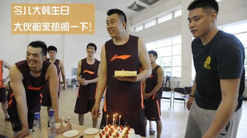 寿星公韩德君的甜蜜烦恼：抢我蛋糕干哈，这波忠诚续约更动人