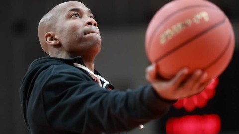 京城德比温情一幕：马布里与张庆鹏赛场重逢，英雄相惜话当年