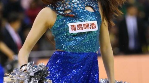 肯帝亚赛场上的炽热之花：篮球宝贝与东北虎的激战记忆