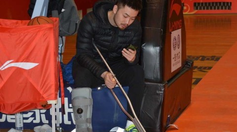铁血队长的拄拐身影：睢冉伤停期心系山东男篮，三连客前现身训练场送行