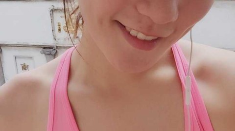 女篮勒布朗场下温柔一面，李梦清新造型定格纯真笑容